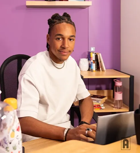Portrait d'un lycéen heureux à son domicile, devant son ordinateur - photo tous droits réservés Acadomia