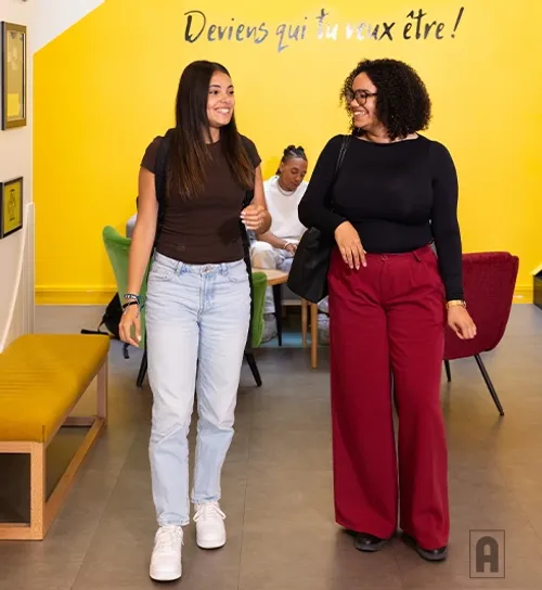 Deux lycéennes heureuses qui marchent dans une salle Acadomia avec slogan 