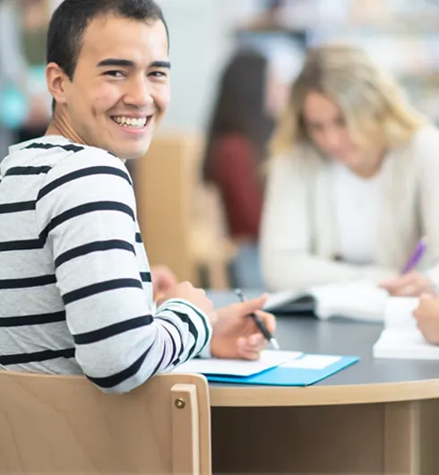 Etudiant révise ses cours avec Institut Molière