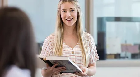 Elève en exposé oral en classe avec Acadomia