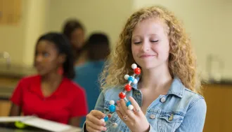 Jeune fille participant à un stage sciences et climat Institut Molière