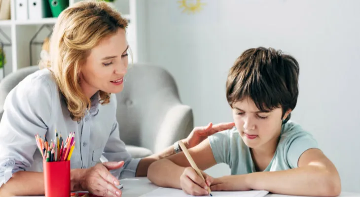 Professeur Acadomia accompagnent un enfant dyslexique