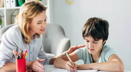 Professeur Acadomia accompagnent un enfant dyslexique