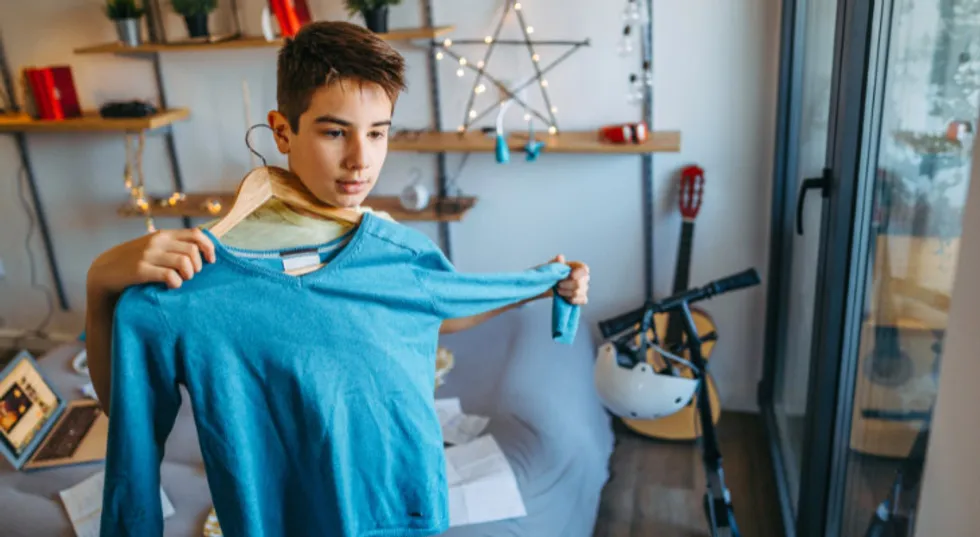 Collégien organisant sa chambre