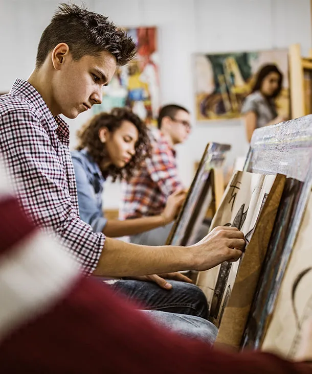 Étudiant suivant un cours d'art Institut Molière