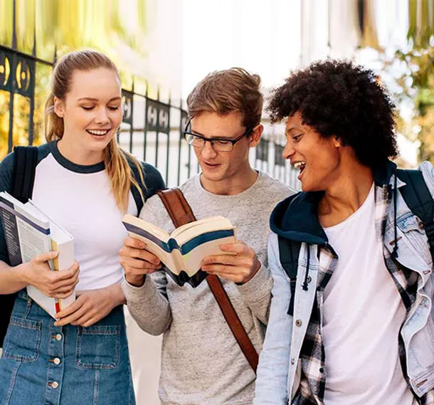 Elèves allant en stage collectif avec Institut Molière pour les révisions scolaires