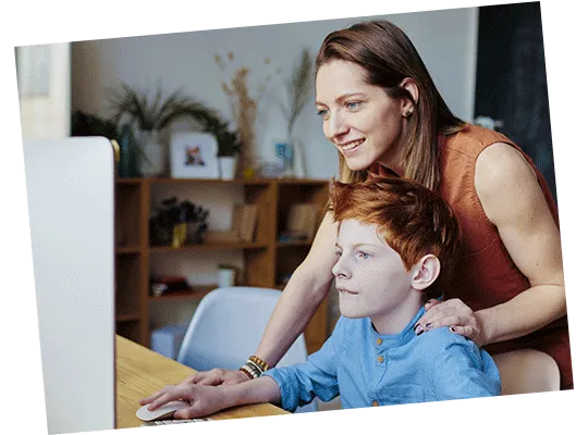 Élève guidé par son professeur Acadomia sur un ordinateur