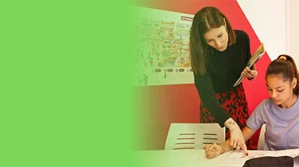 Une élève de collège avec une enseignante Acadomia - photo tous droits réservés