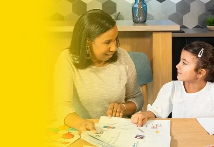 Enseignante Acadomia au domicile d'une élève de primaire pour de l'aide aux devoirs - photo tous droits réservés