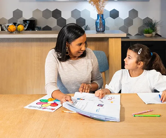 Enseignante Acadomia au domicile d'une élève de primaire pour de l'aide aux devoirs - photo tous droits réservés