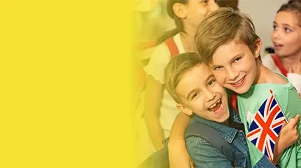 Elèves de primaire heureux avec un drapeau anglais en centre Acadomia - photo tous droits réservés