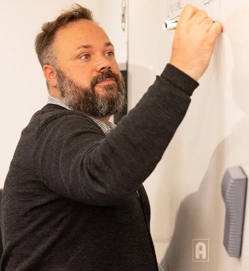Enseignant Acadomia écrit sur un tableau blanc - photo tous droits réservés