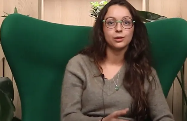 Portrait de Manon, enseignante Acadomia qui témoigne en vidéo (lancer la vidéo)