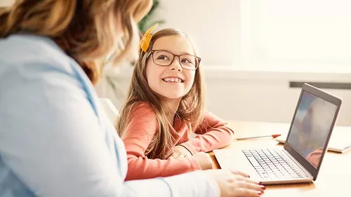 Cours particuliers de maths d'un professeur Institut Molière avec une élève de primaire