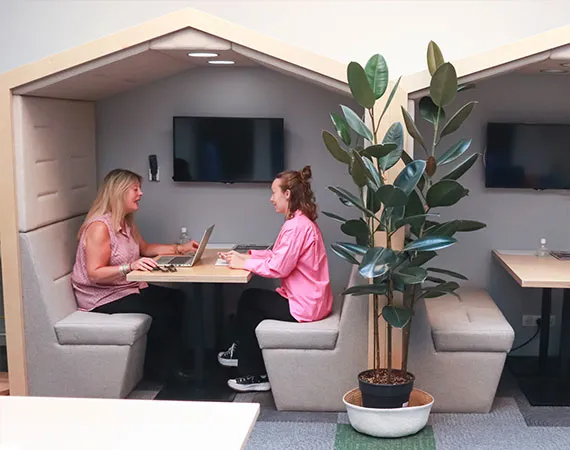 Deux collaboratrice Acadomia en réunion