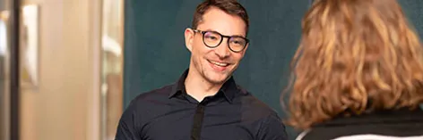 Référent enseignant Acadomia discutant avec une cliente