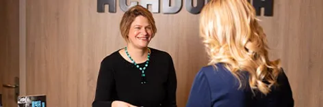 Responsable de centre Acadomia discute avec une mere de famille