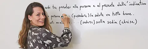 Professeure d'italien au tableau pour un cours Acadomia