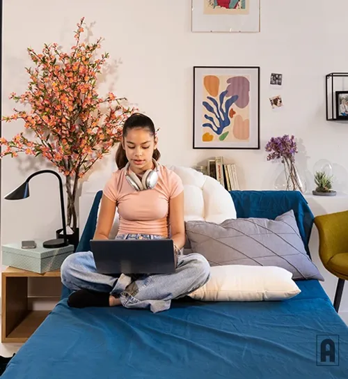 Collégienne à son domicile qui travaille sur son ordinateur avec Acadomia - photo tous droits réservés