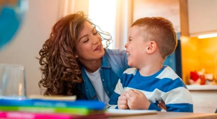 Eleve en primaire qui fait ses devoirs avec sa mere