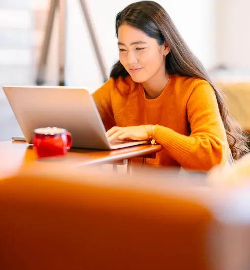Etudiante en prépa sup qui suit un cours collectif en ligne Institut Molière