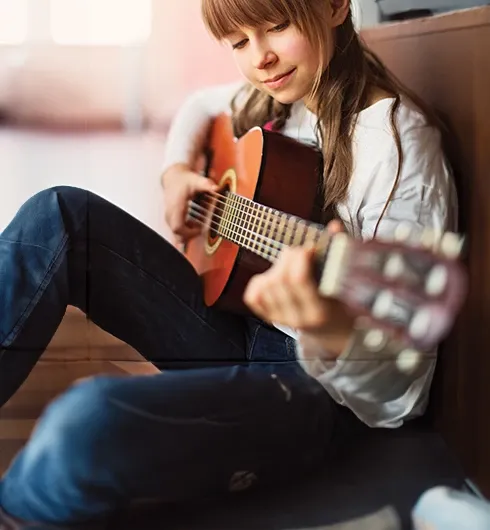 Cours particuliers de guitare pour tous les âges avec Institut Molière