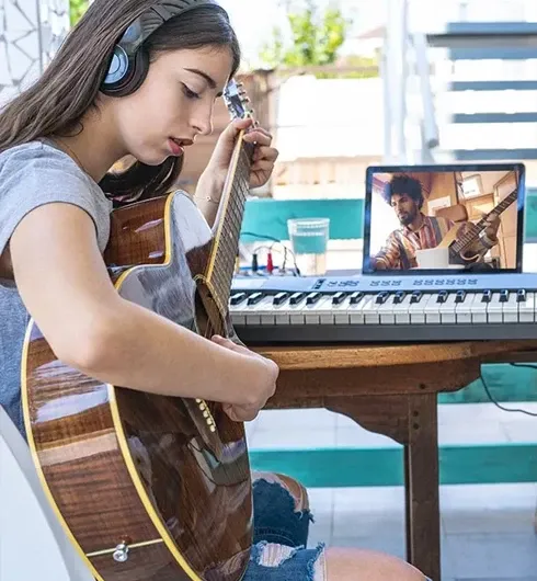 Eleve et son professeur de guitare en cours particuliers en ligne avec Institut Molière