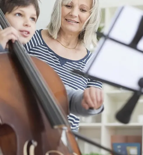 Eleve et son professeur de violoncelle en cours particuliers avec Institut Molière