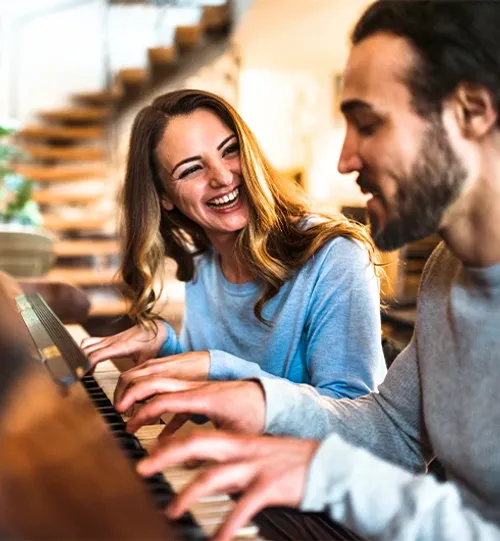 Professeur de piano Acadomia avec une élève adulte