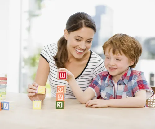 Professeur d'anglais Acadomia avec un élève en primaire