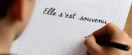 Cahier blanc avec texte écrit dessus 
