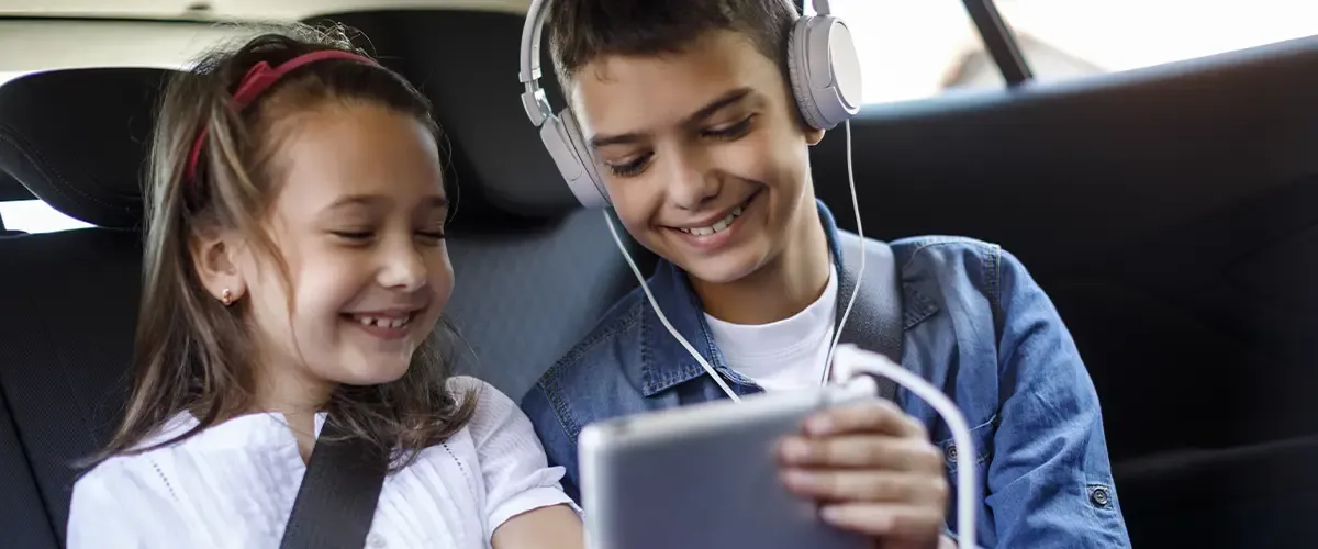 Enfants dans une voiture écoutent un podcast