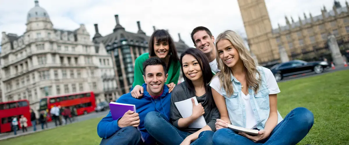 Jeune étudiants en voyage linguistique à Londres - Acadomia