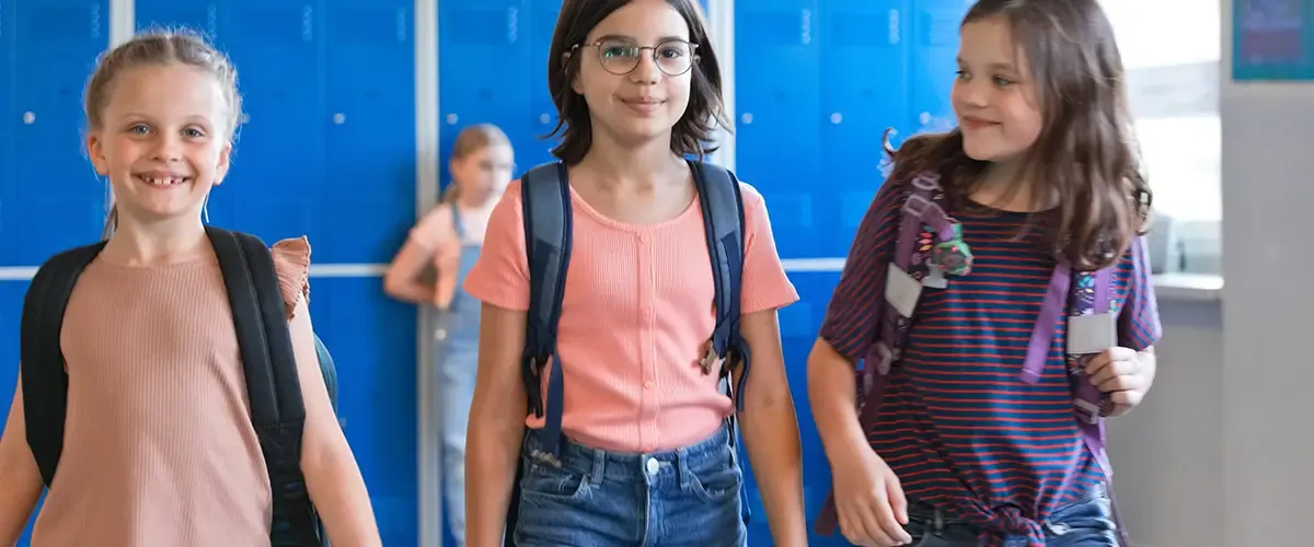 Jeunes élèves collégiennes dans leur école - Acadomia
