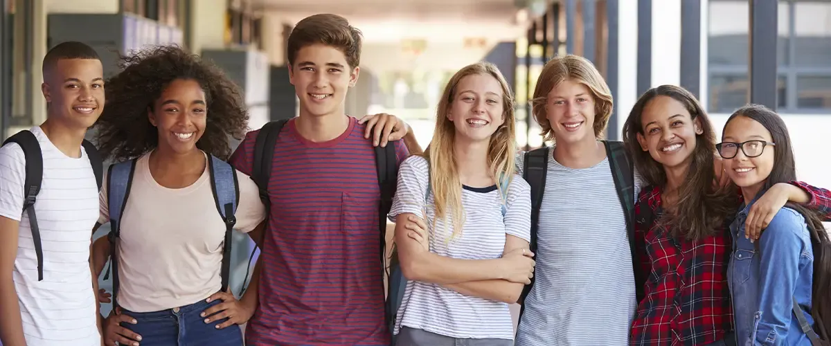 Jeunes élèves dans leur école au lycée - Acadomia
