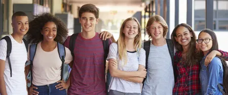 Jeunes élèves dans leur école au lycée - Acadomia