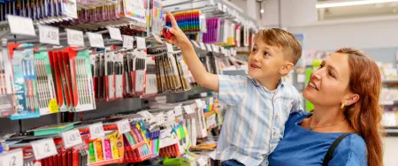 Mère avec son enfant en préparation de la rentrée - achat des fournitures scolaires - Acadomia