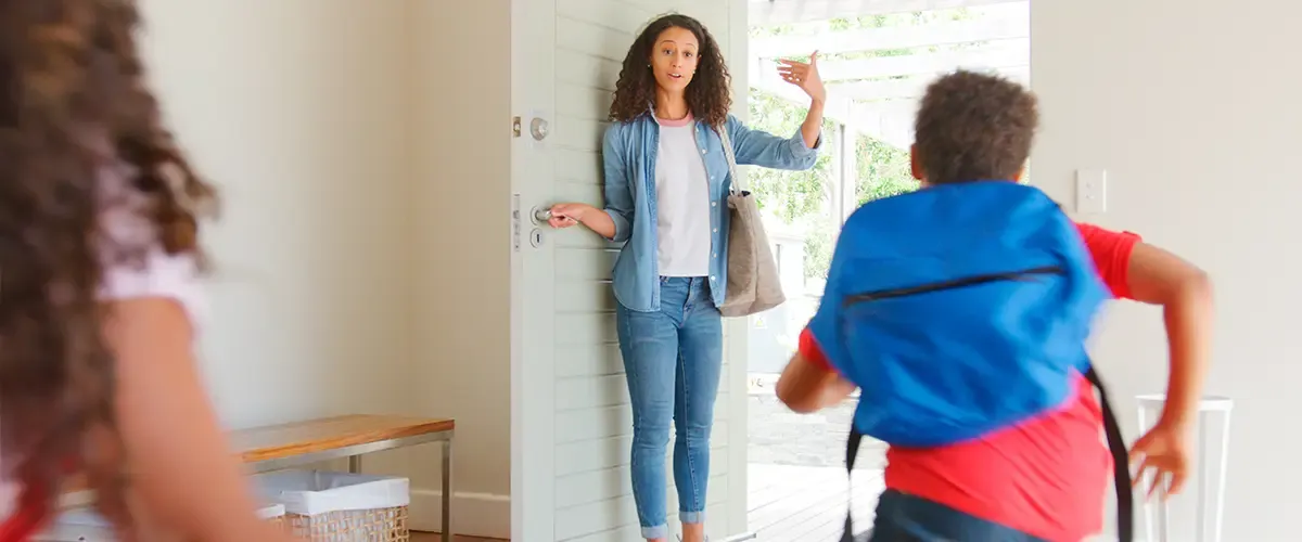 Mère à la maison appelant ses enfants pour aller à l'école - Acadomia