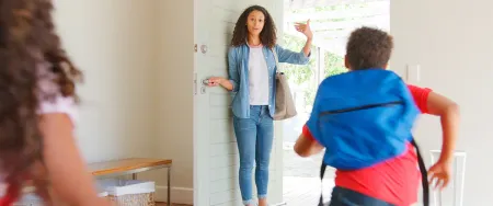 Mère à la maison appelant ses enfants pour aller à l'école - Acadomia