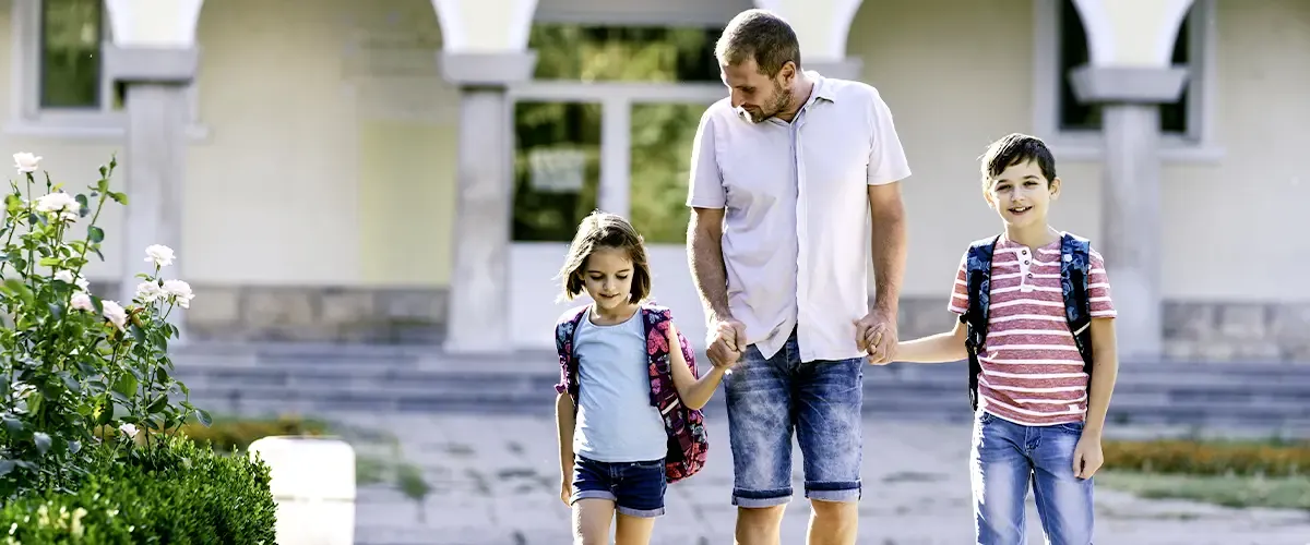 Père accompagnant ses enfants à l'école - Acadomia
