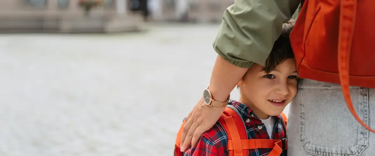Jeune garçon stressé dans les bras de son parent - Acadomia