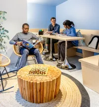 Groupe de lycéens dans une salle de l'école Acadomia de Paris - photo tous droits réservés