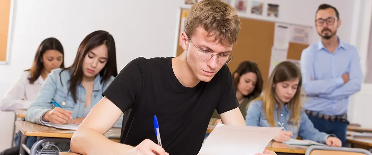 Elève en évaluation de préparation au bac