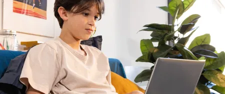 Un élève du collège travaille sur un ordinateur - Acadomia