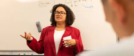 Une élève de lycée à l'oral avec un cours Acadomia