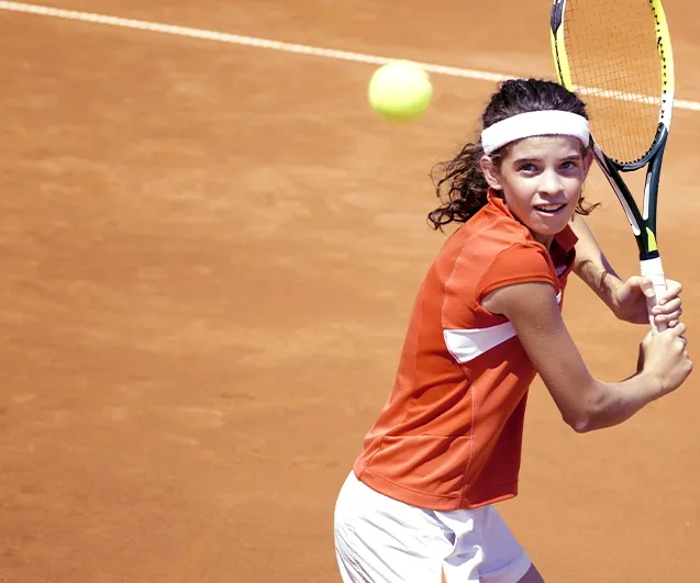 Jeune élève en sport études tennis avec Acadomia