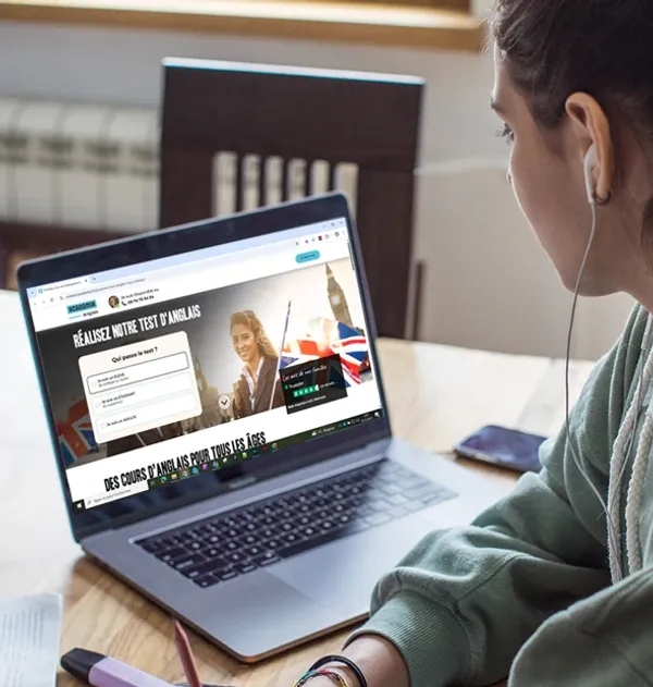 Etudiante devant le test en ligne d'anglais Acadomia