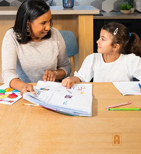 Enseignante Acadomia au domicile d'une élève de primaire pour de l'aide aux devoirs - photo tous droits réservés