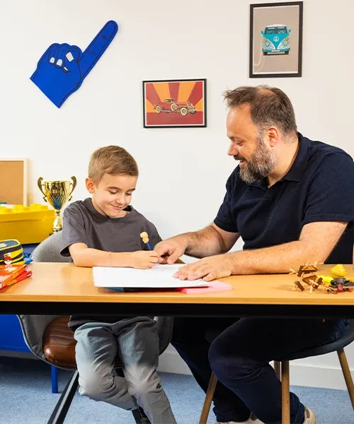 Aide aux devoirs à domicile élève de primaire avec un enseignant Acadomia - photo tous droits réservés