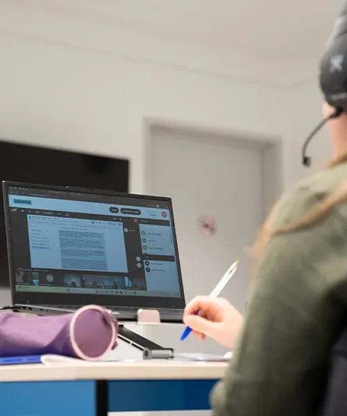 Jeune élève sport-études qui suit un cours sur la classe virtuelle Acadomia - photo tous droits réservés